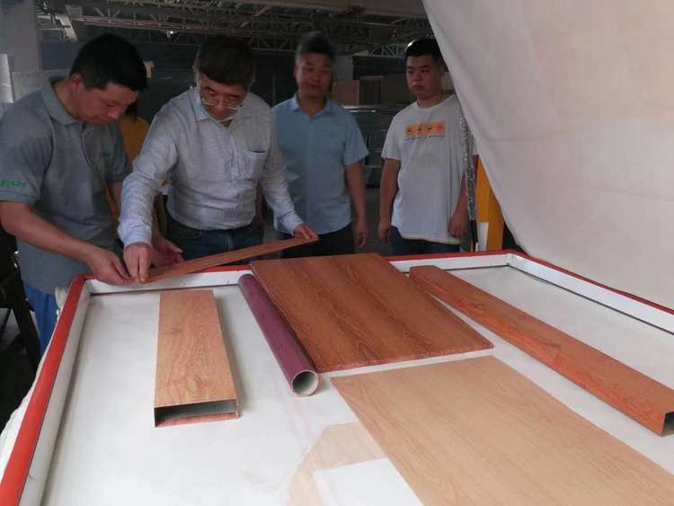 木紋轉(zhuǎn)印機設備配置兩個工位 負壓抽真空 電加熱