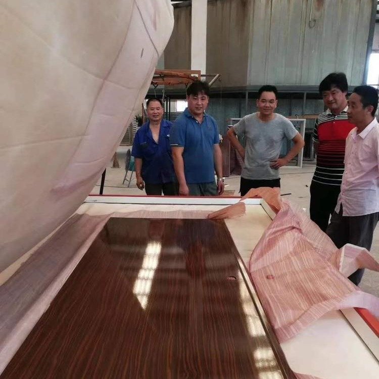 木紋轉(zhuǎn)印機(jī) 避免了手工轉(zhuǎn)印的飛紙、漏轉(zhuǎn)印的現(xiàn)象