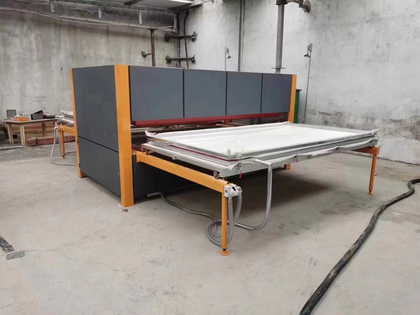 大連東北電力購買我公司雙面加熱的木紋轉印機已調試完畢