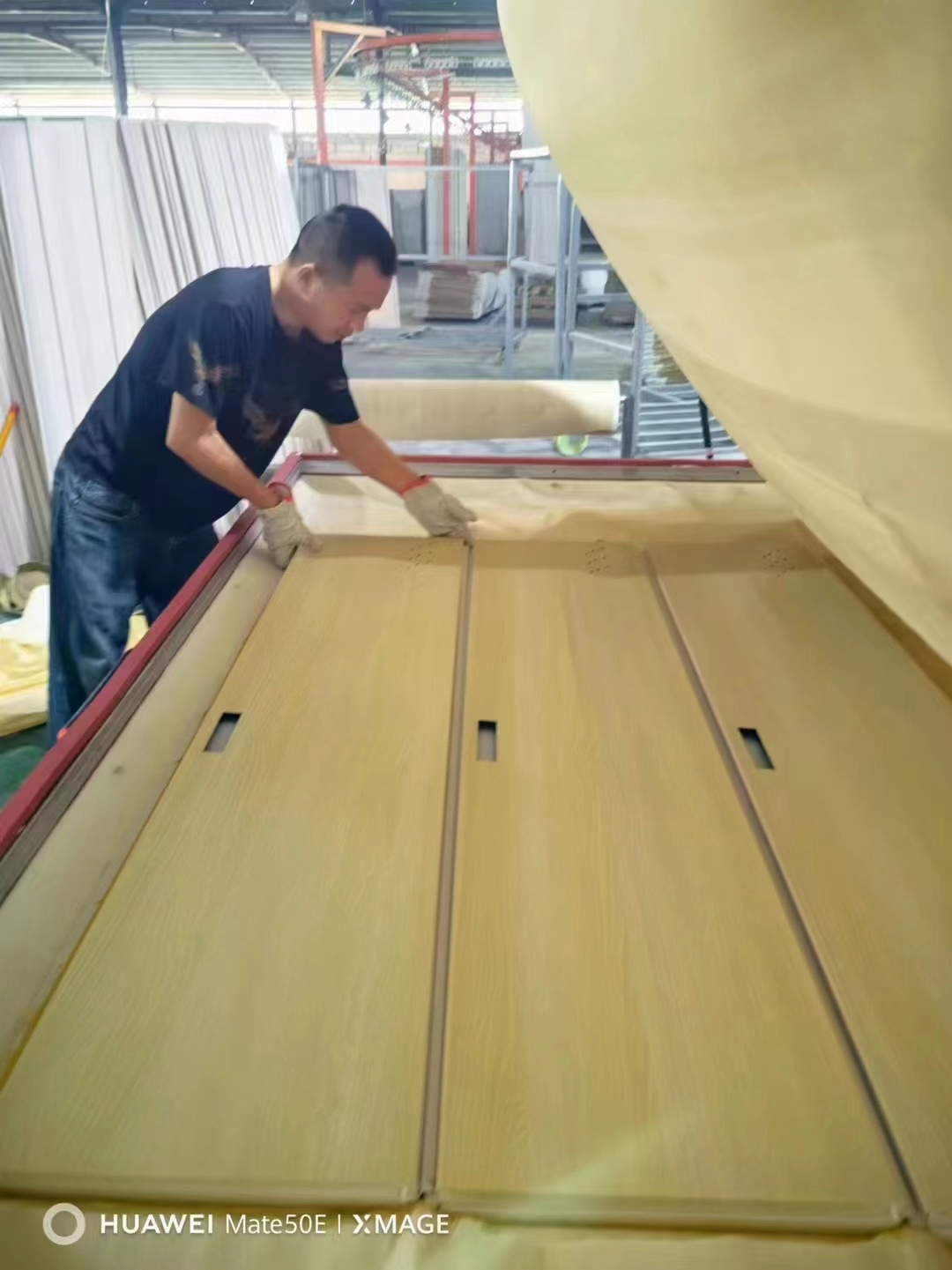 廣東惠州客戶購買我公司真空木紋轉印機已調試完畢