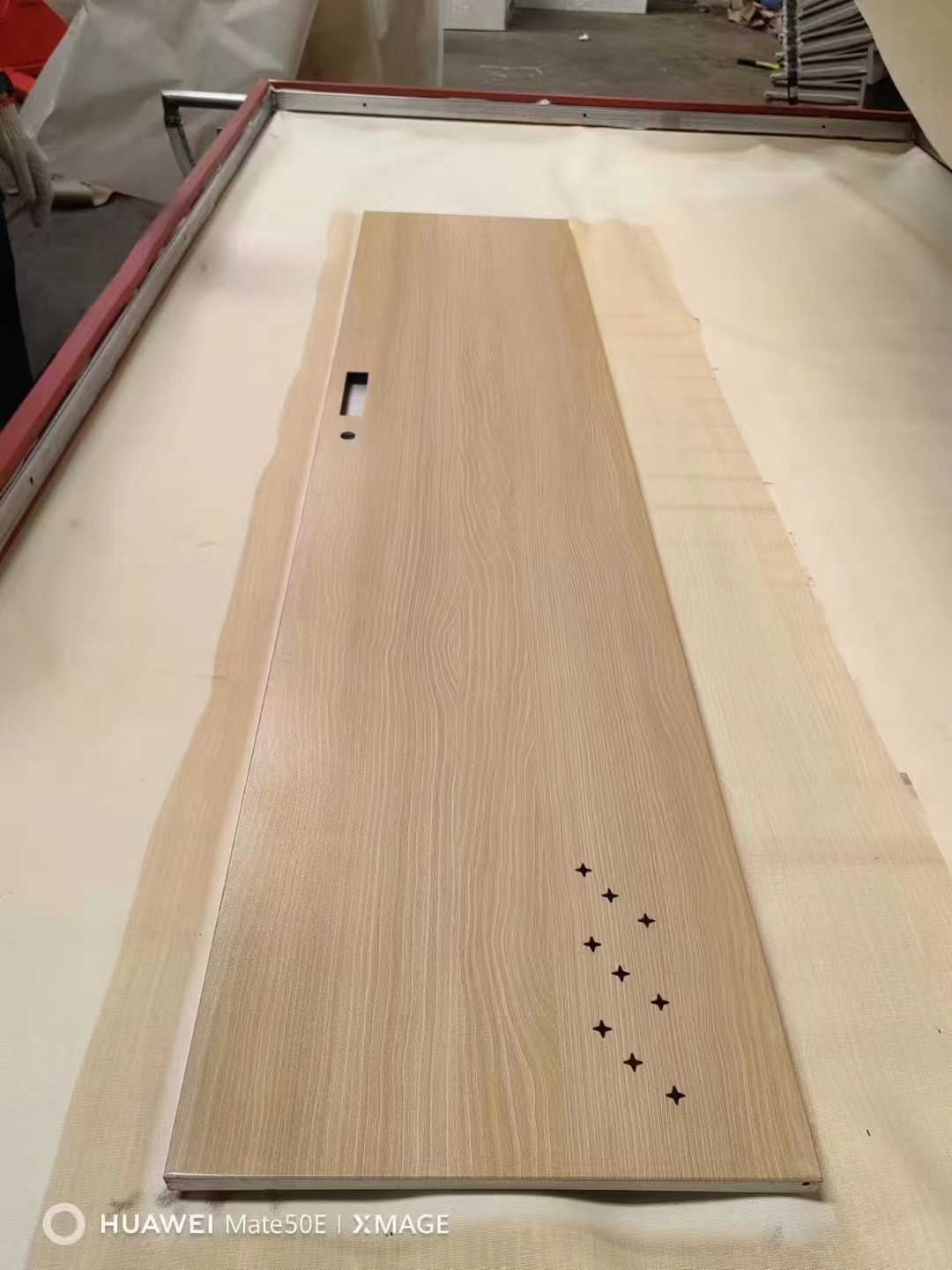 廣東捷創(chuàng)辦公家具使用我公司的真空木紋轉印機轉印效果如下圖